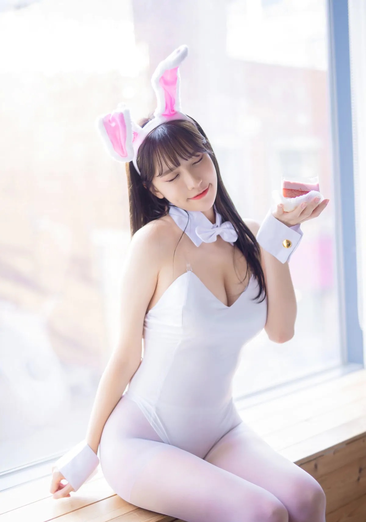 BlueCake_Ahrin_White_and_Black_Bunny_0054