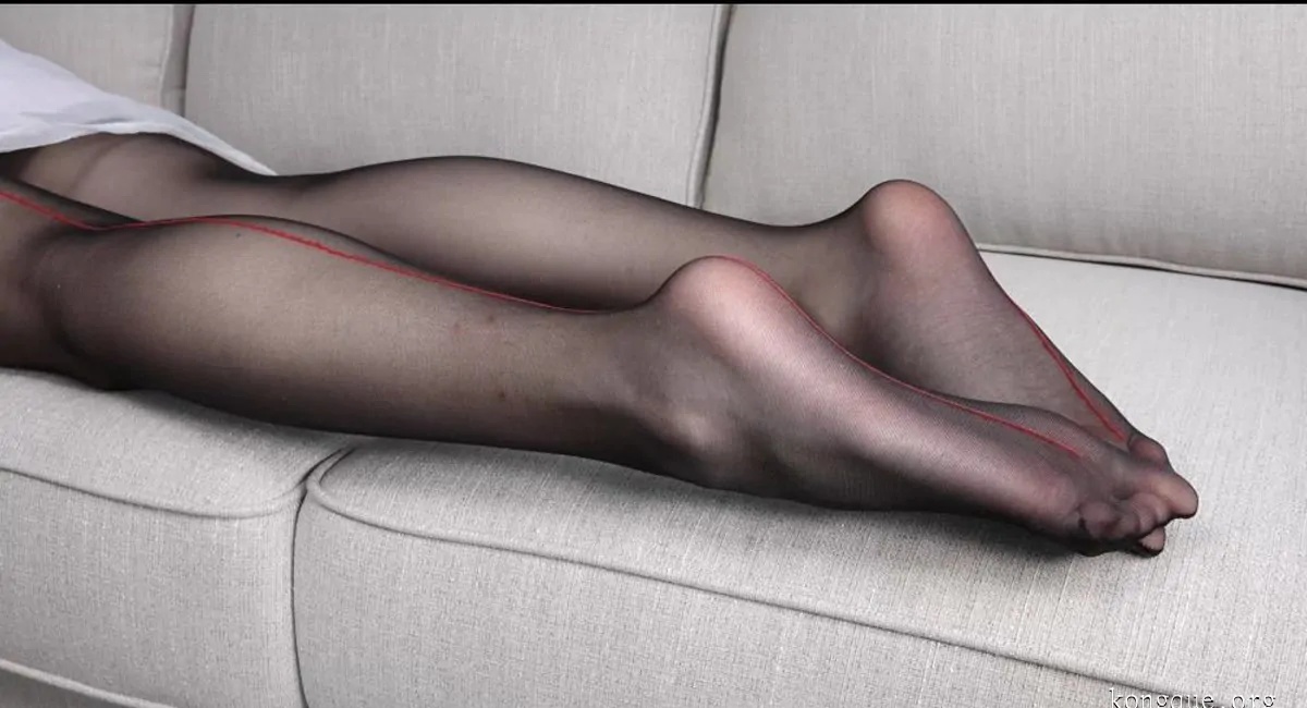 K&M_222-粉嫩连衣裙黑丝白高跟_[1V_2.39G]_01