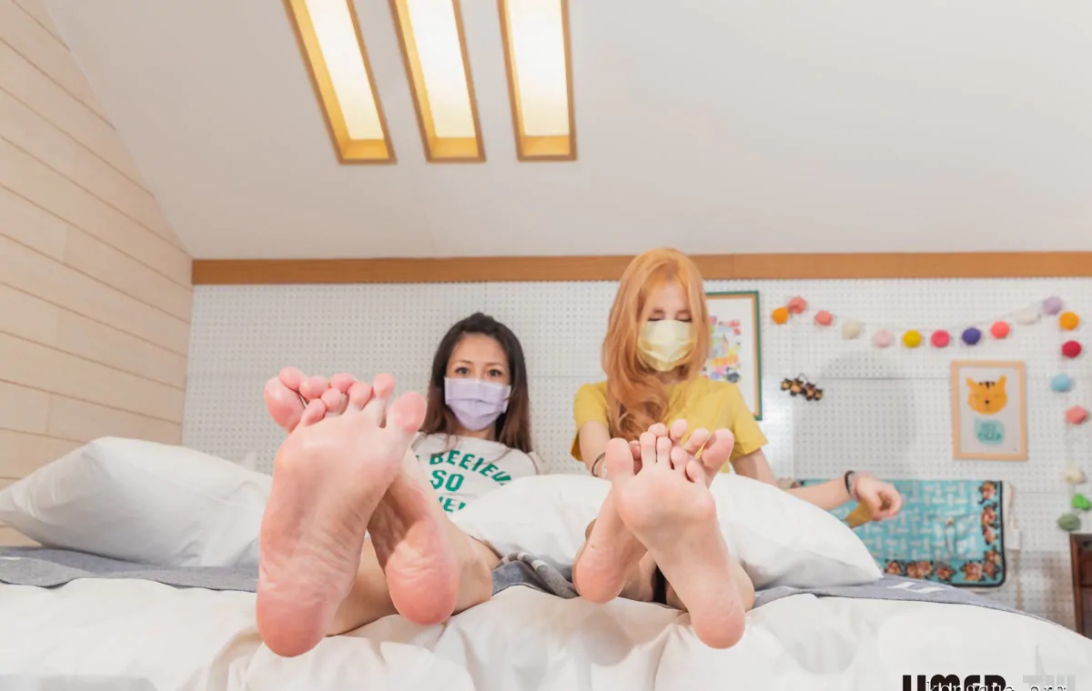 Limerence_Lori_x_NaNa_双人互相挠脚底_070