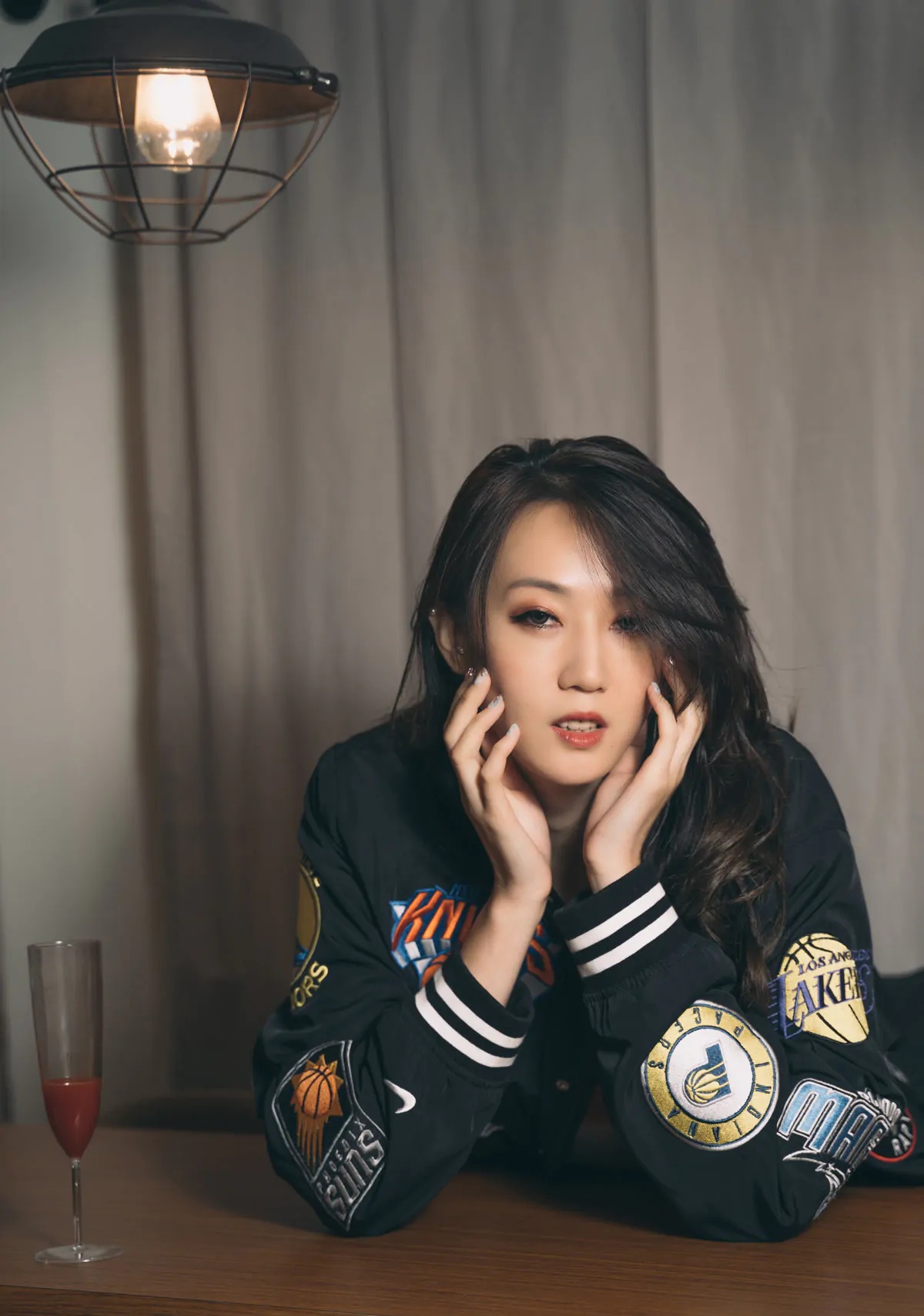 Limerence_性感妹子近距离撕扯黑丝袜!_001