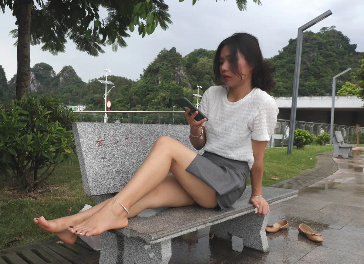 Pary学生模拍_小燕脱下高跟鞋露出原味丝袜美脚__013