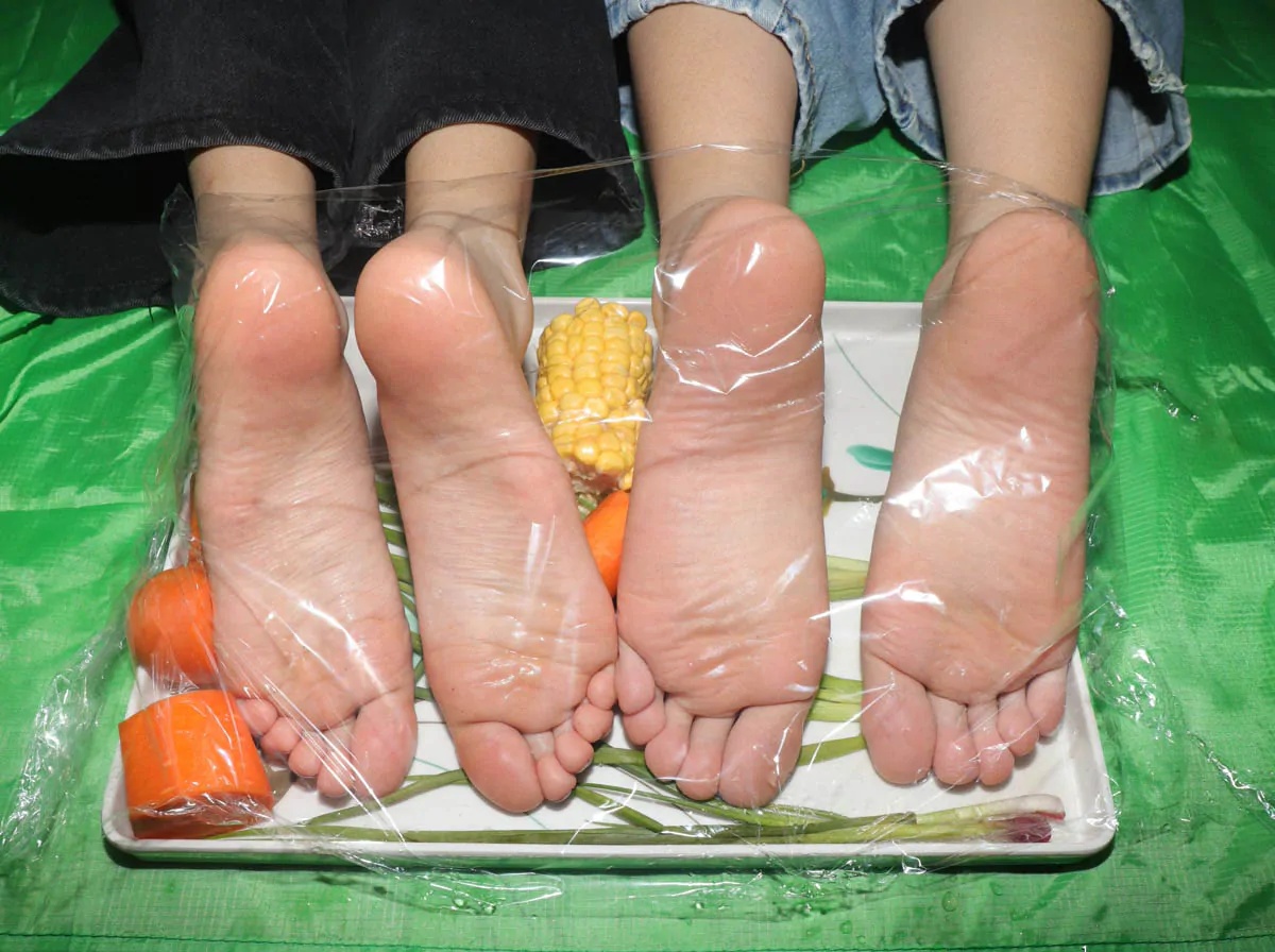 Pary学生模拍_表妹与小芳拍完美脚拍食物去__27