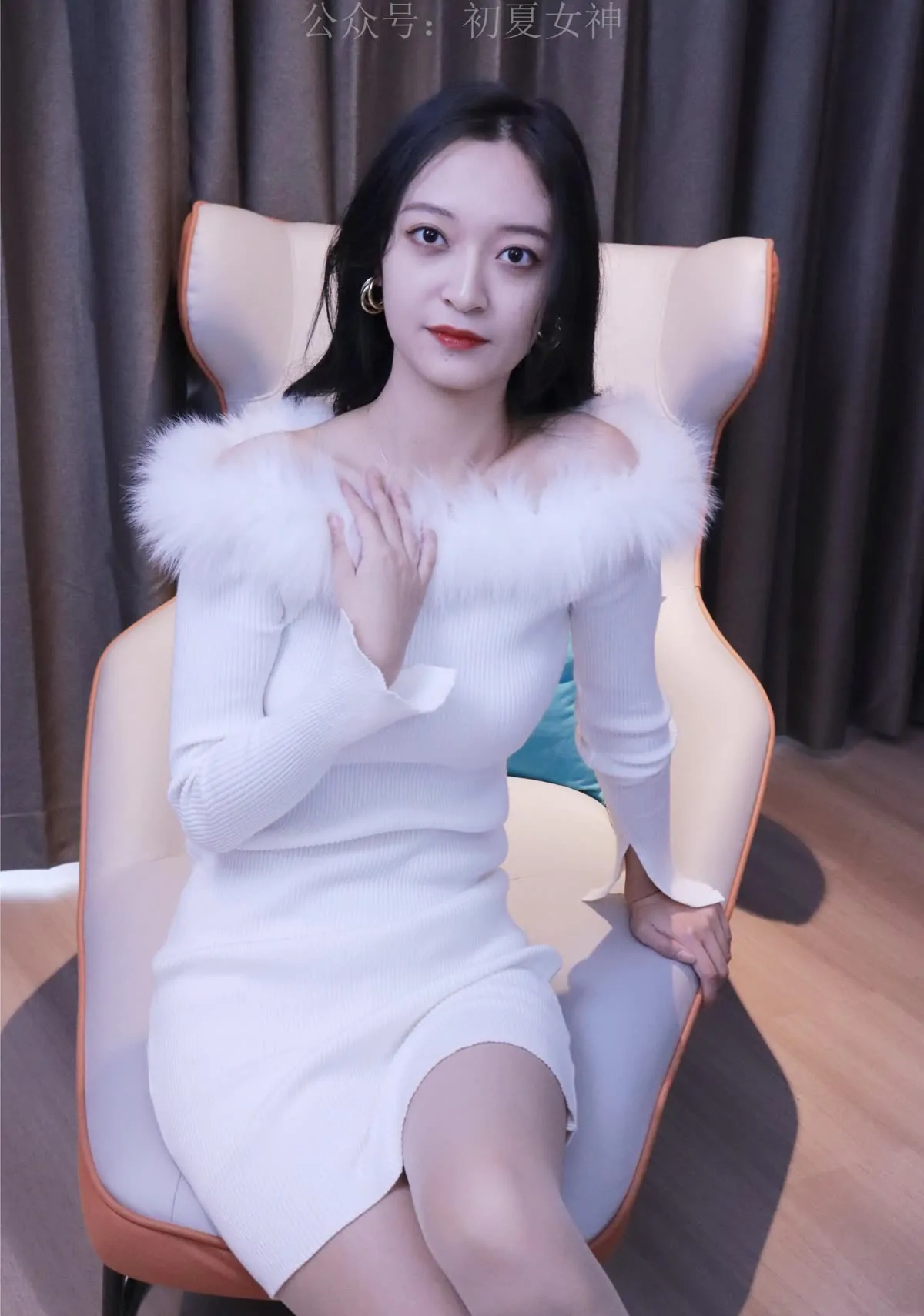 初夏女神_依依_2022款白色毛领连衣裙搭白色短靴_0078