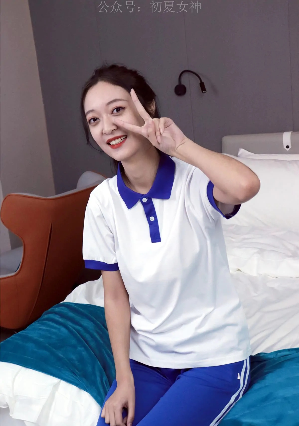 初夏女神_依依_2022款白色毛领连衣裙搭白色短靴_0078