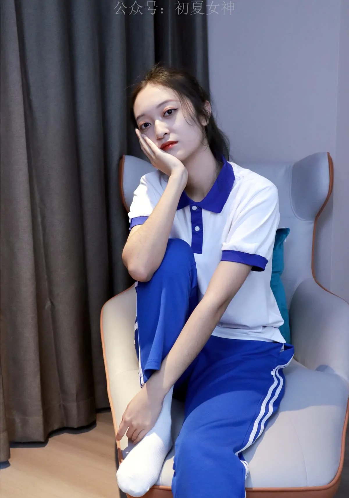 初夏女神_依依_2022款白色毛领连衣裙搭白色短靴_0078