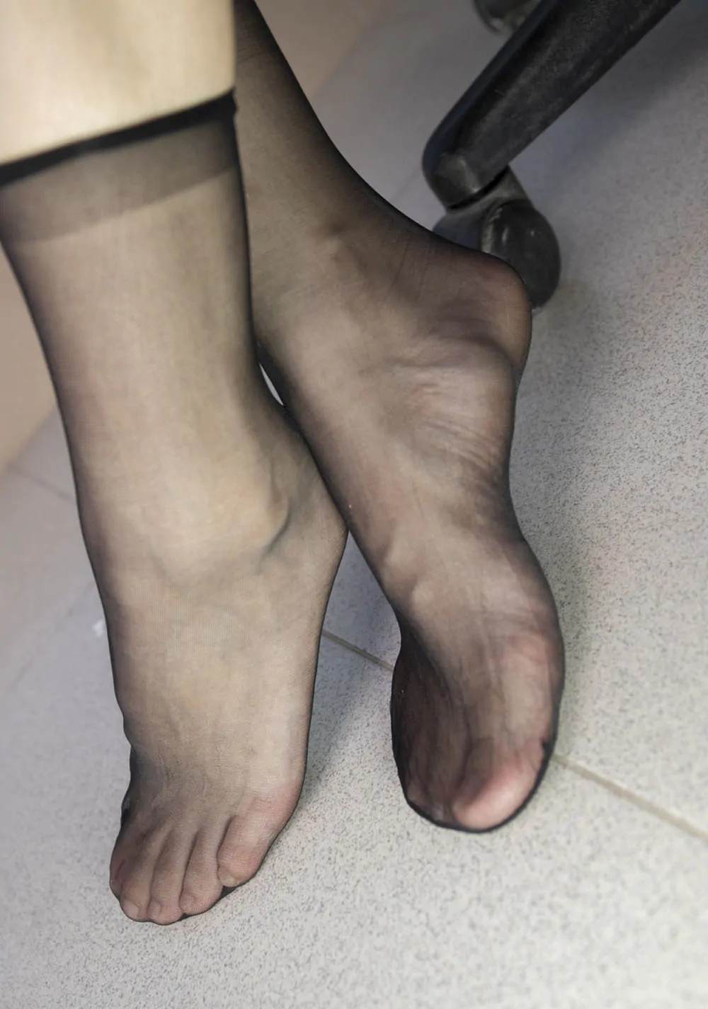 南国足艺_模特彭彭办公室秀透明黑丝美脚，各种姿势非常诱惑！__021