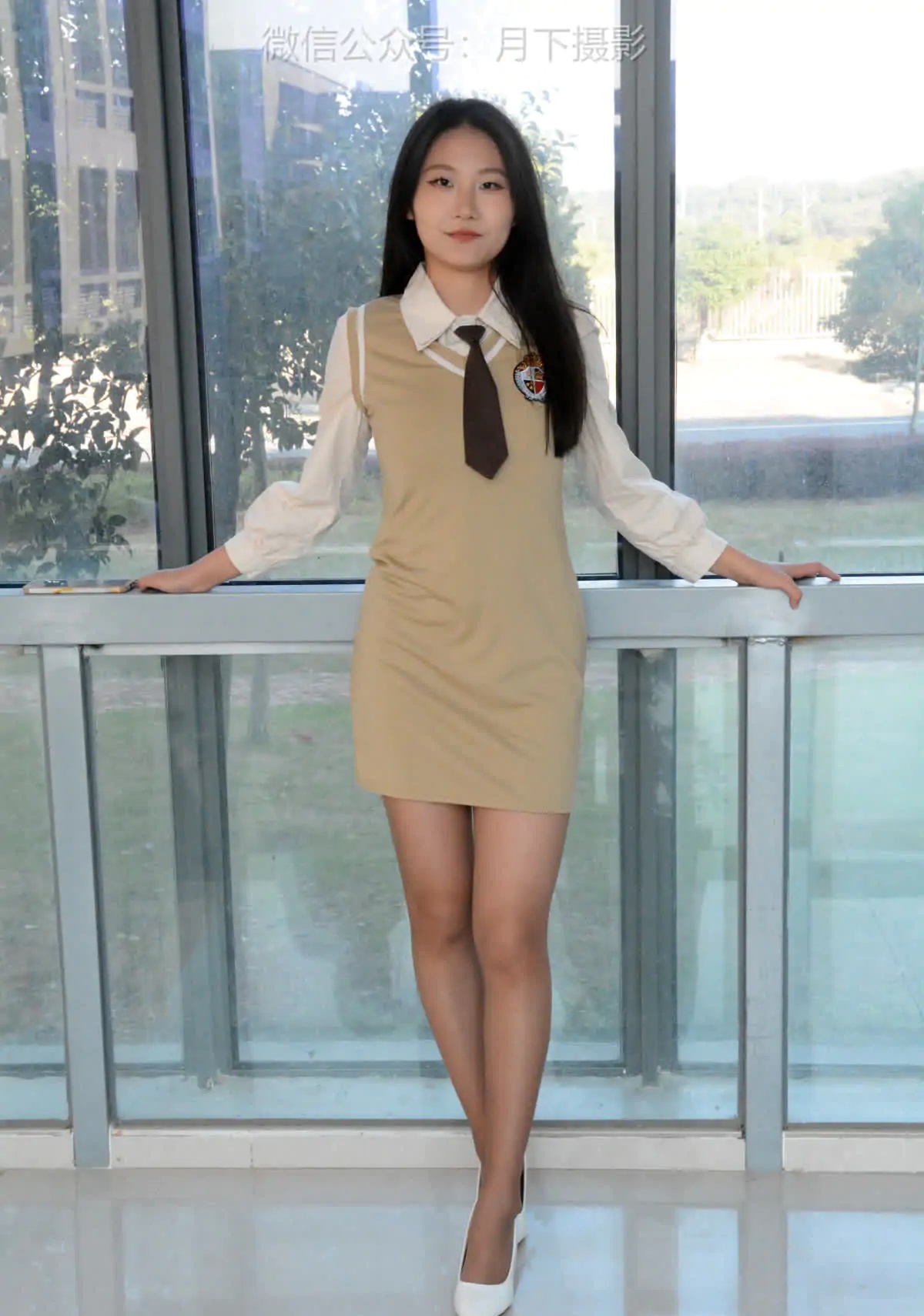 月下摄影_NO.003_茜茜~恰恰~浅咖连衣裙_超级喜欢这套服装，就是领带小了一点！_0003