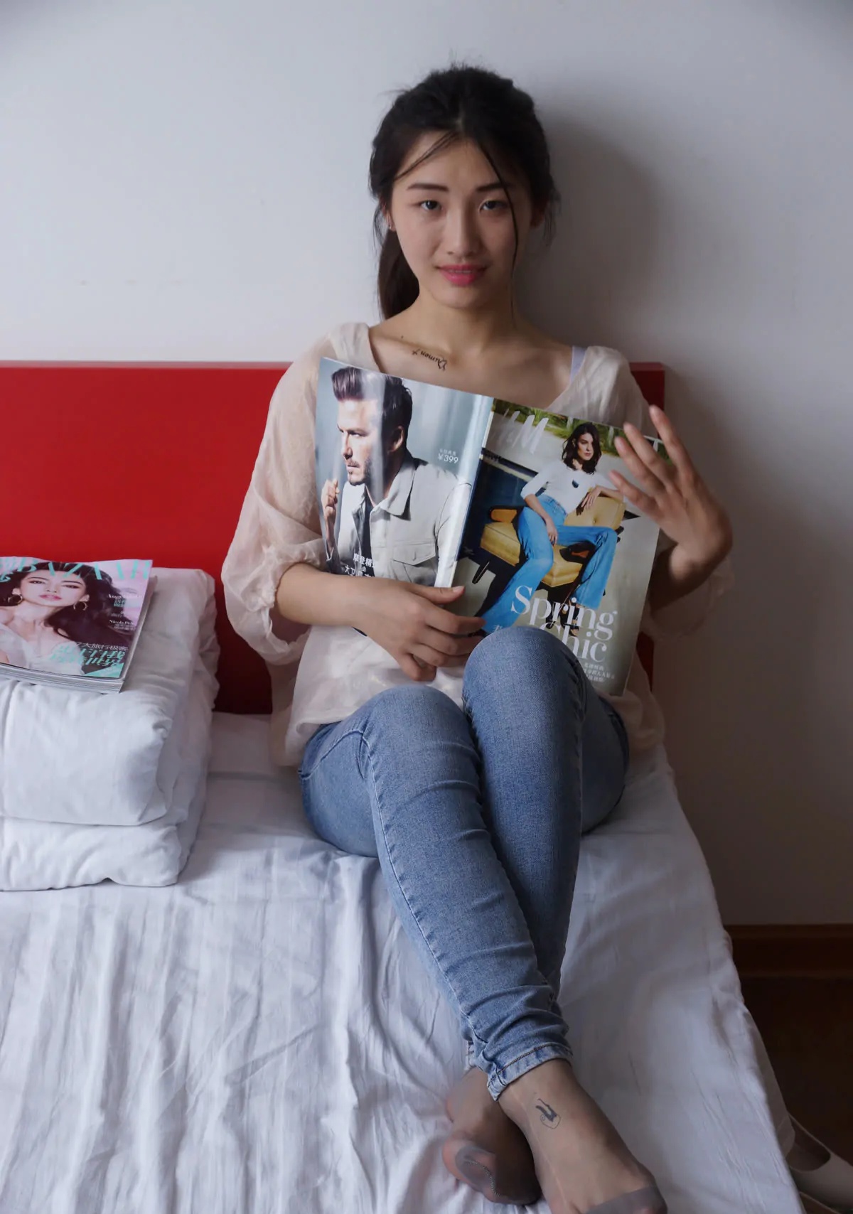 自由摄影_惬意的周末经典短灰丝陪你看看书_0046