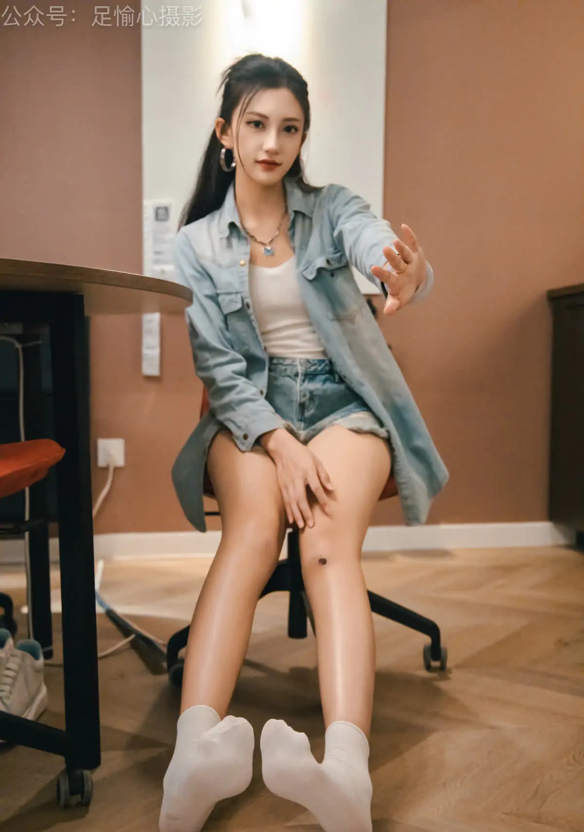 足愉心_NO.001_可乐（搭配：白T、牛仔短裤、板鞋、白棉袜、裸足）_0004 - 副本