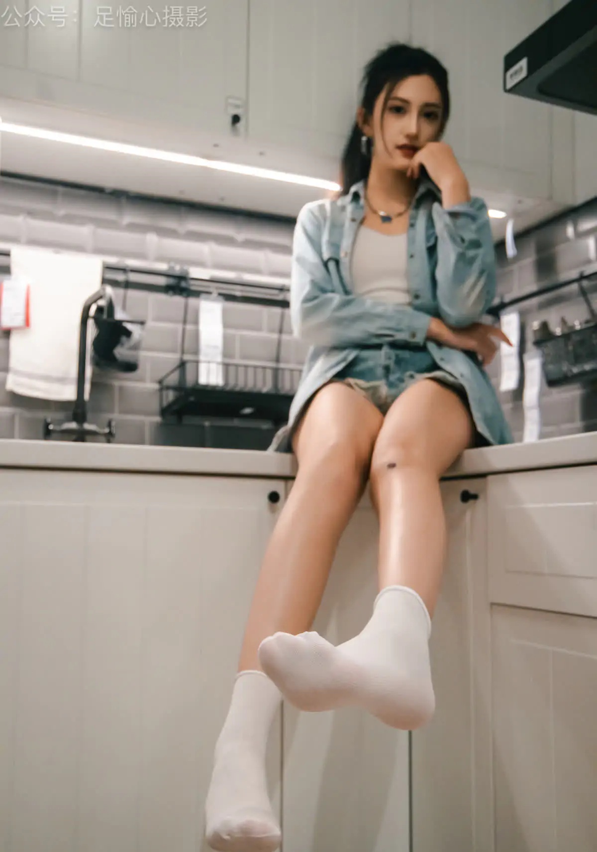 足愉心_NO.001_可乐（搭配：白T、牛仔短裤、板鞋、白棉袜、裸足）_0004 - 副本