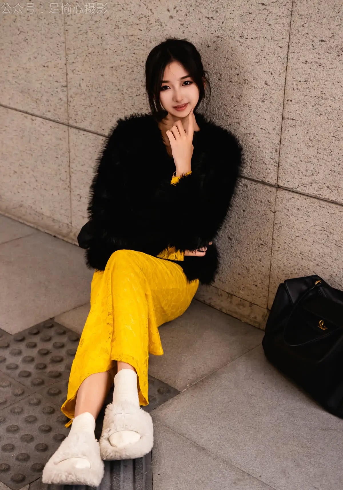 足愉心_NO.010_星朵（搭配：黑色毛衫、黄色连衣裙、绒毛拖鞋、白色棉袜、裸足）_0019 - 副本