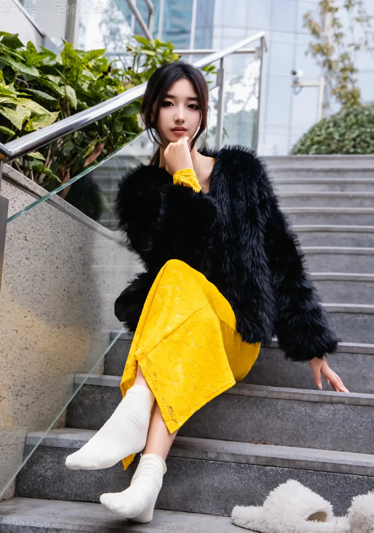 足愉心_NO.010_星朵（搭配：黑色毛衫、黄色连衣裙、绒毛拖鞋、白色棉袜、裸足）_0019 - 副本