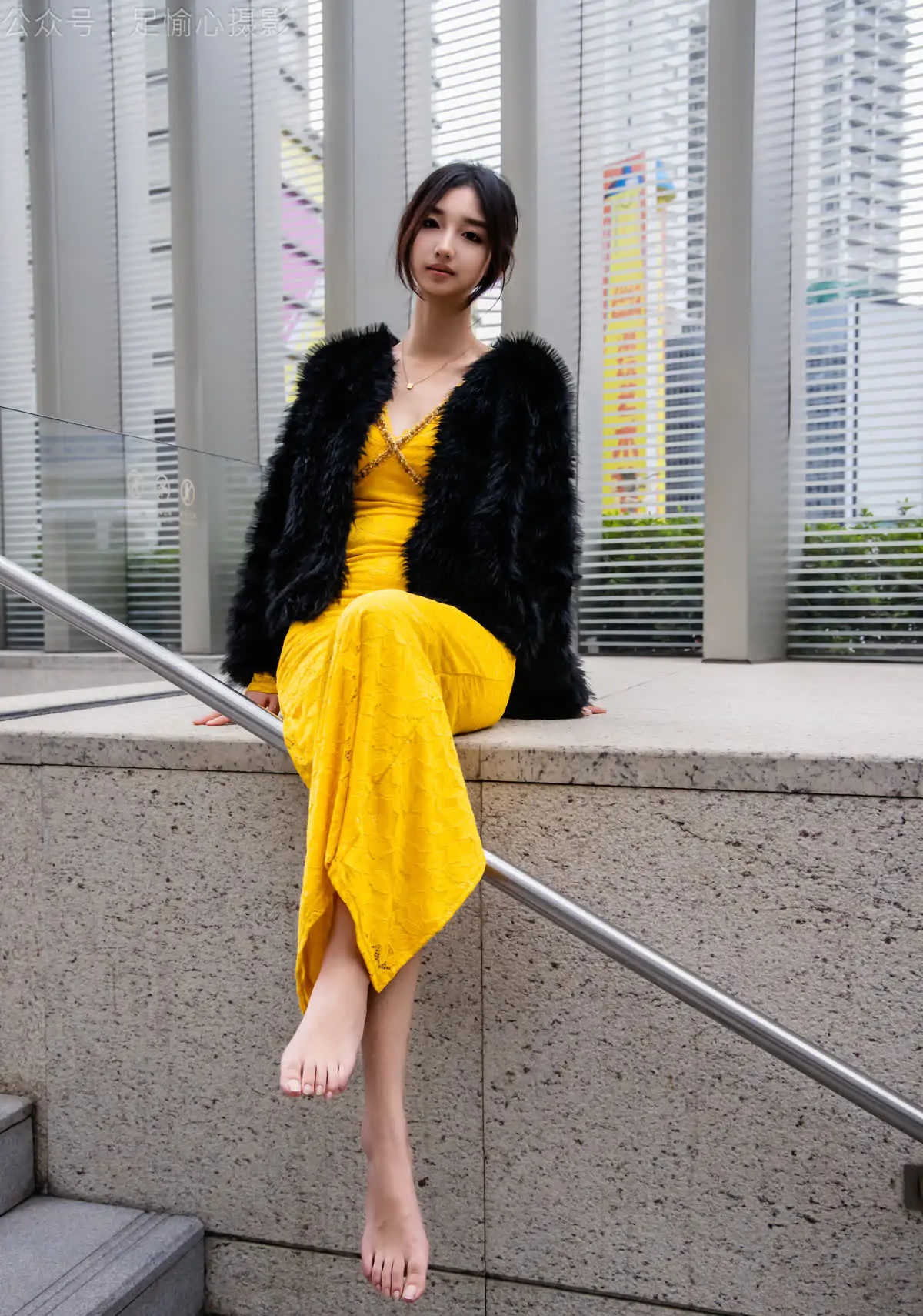 足愉心_NO.010_星朵（搭配：黑色毛衫、黄色连衣裙、绒毛拖鞋、白色棉袜、裸足）_0019 - 副本