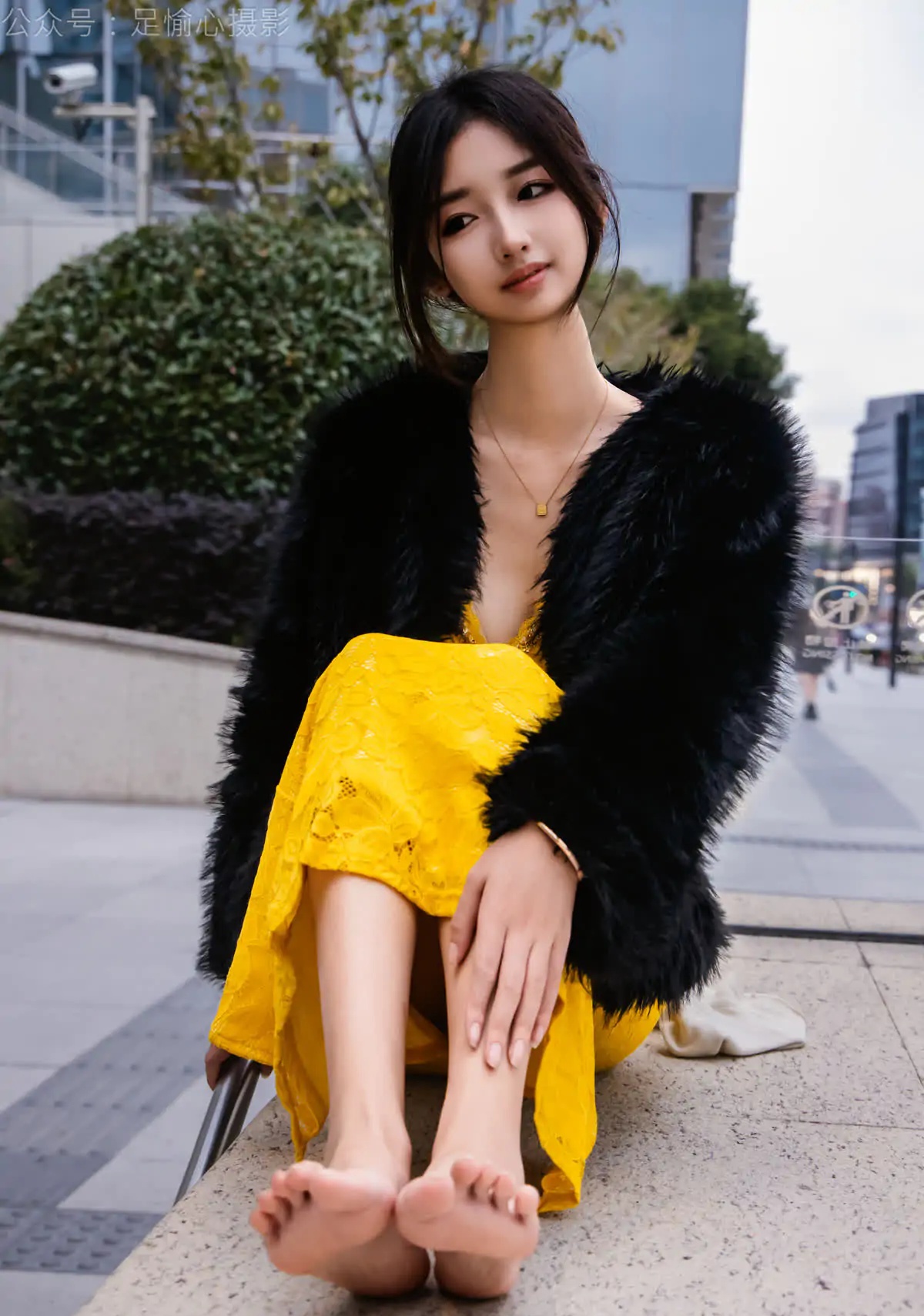 足愉心_NO.010_星朵（搭配：黑色毛衫、黄色连衣裙、绒毛拖鞋、白色棉袜、裸足）_0019 - 副本