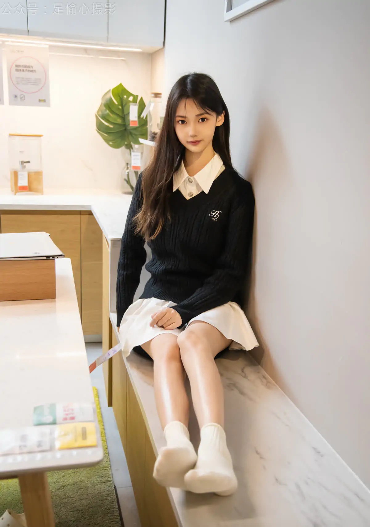 足愉心_NO.013_鹿鹿（搭配：黑色毛衣、白色短裙、洞洞鞋、白色棉袜、裸足）_0021 - 副本