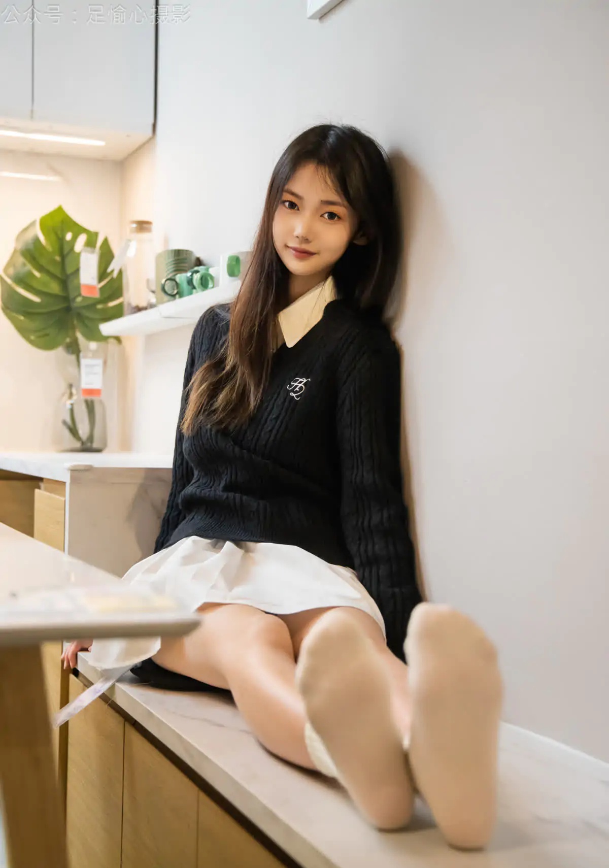 足愉心_NO.013_鹿鹿（搭配：黑色毛衣、白色短裙、洞洞鞋、白色棉袜、裸足）_0021 - 副本